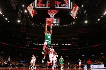 Jayson Tatum vuela camino del aro y los Celtics quisieran volar en pos de su anillo número 19.