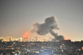 Una columna de humo se eleva desde el sur de Beirut tras el ataque israelí.