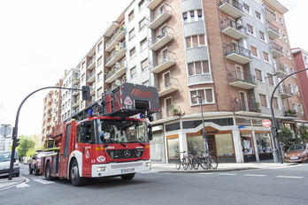 Vehículos de los Bomberos en una calle de Gasteiz.