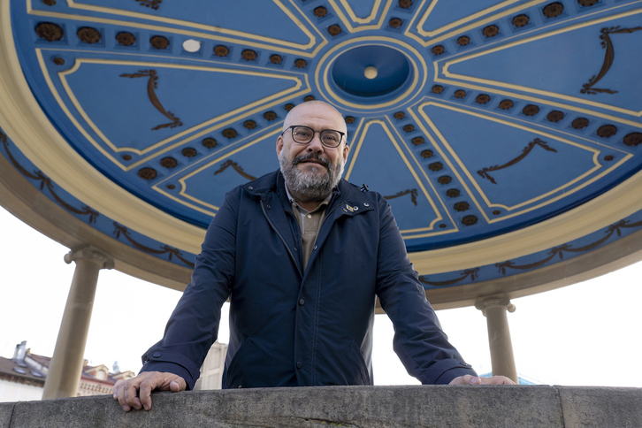 Javier Armentia posa en el kiosko de la Plaza del Castillo.