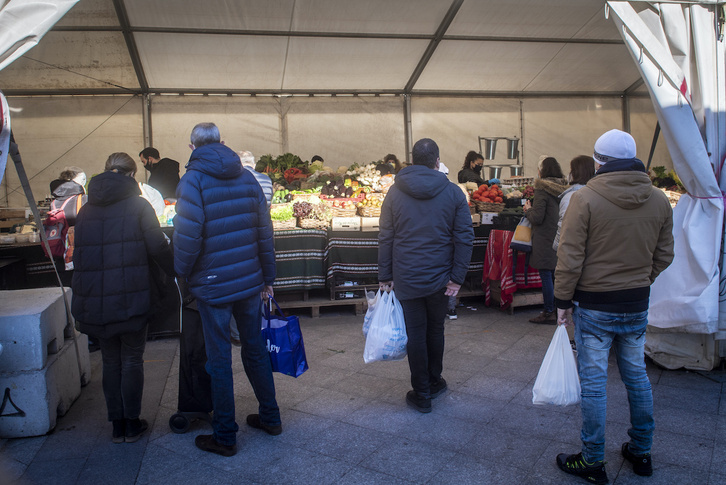 Un grupo de personas comprando en la zona exterior de La Bretxa, en una imagen de archivo.