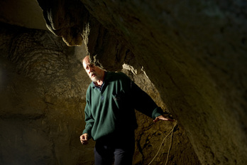 Xabier Peñalver, en la cueva de Praileaitz en 2013. 