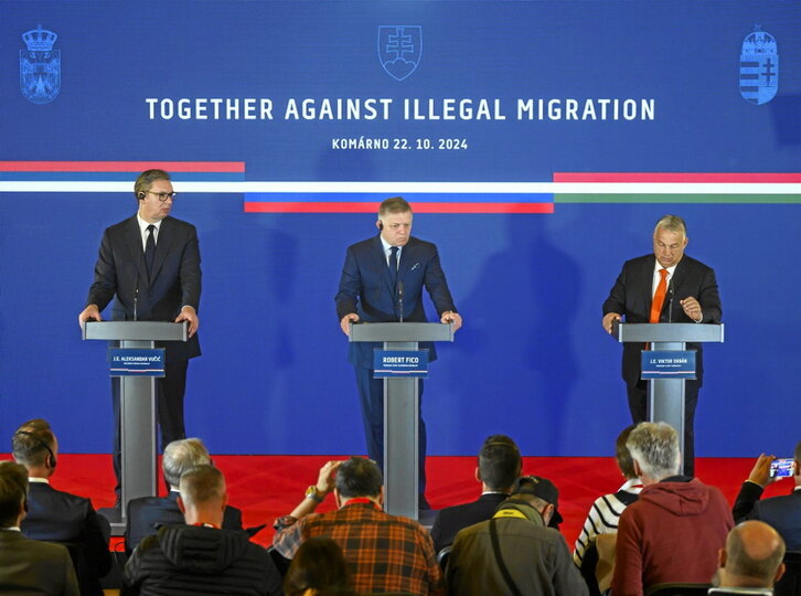 Vucic, Fico y Orban, tras la reunión en Komarno.