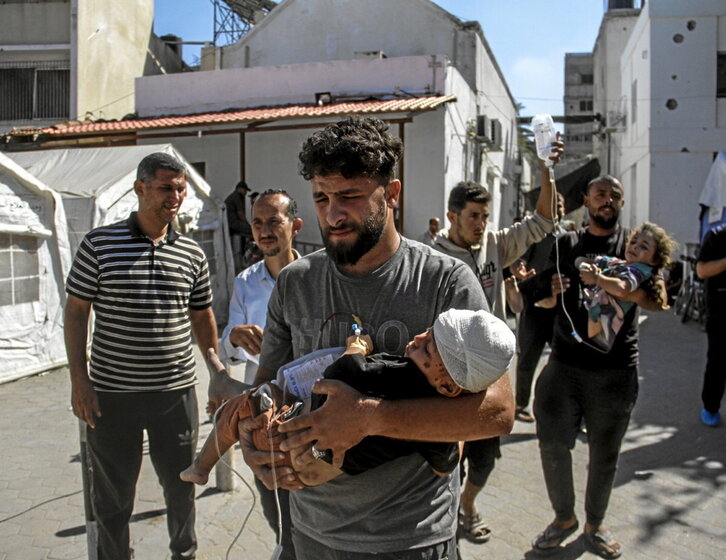 Palestinos llevan a niños heridos en la ciudad de Gaza.