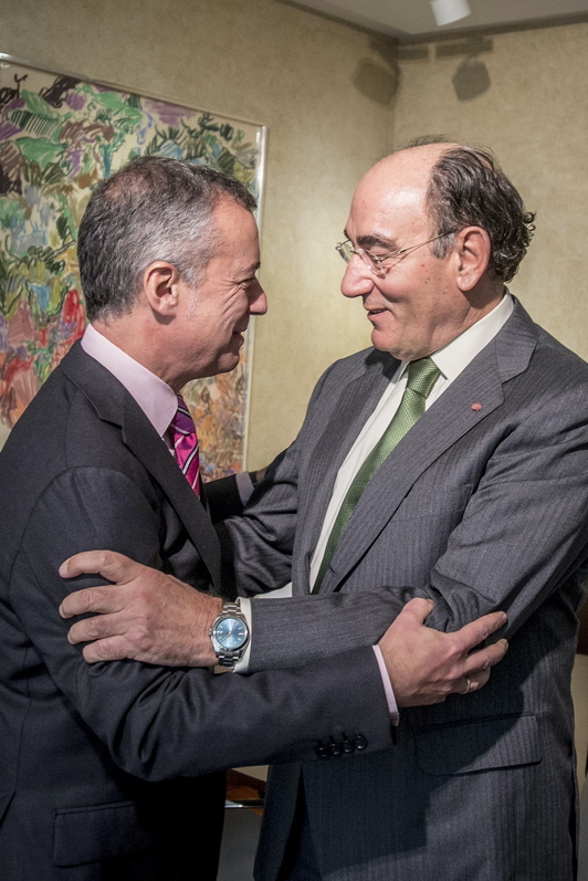 Ignacio Sánchez Galán, presidente de Iberdrola, abraza a Iñigo Urkullu en una reunión el pasado año.