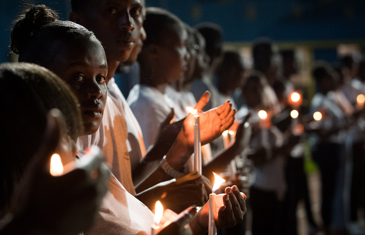 Acto de recuerdo por los fallecidos en el genocidio, en Kigali.