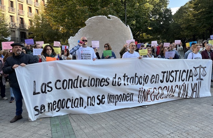 Concentración de funcionarios de Justicia en huelga ante el Parlamento de Nafarroa.