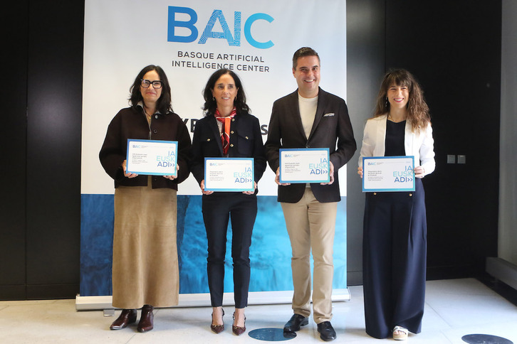 Nerea Aranguren, Jaione Ganzarain, Mikel Jauregi y Laura Marrón, en la presentación del informe en Bilbo.