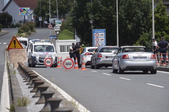 Frantziar Poliziaren kontrola, Irun eta Hendaia lotzen dituen Santiago zubian, artxiboko irudi batean. Egun etxetxoa ez dago bertan, bai ordea, Behobiako zubian.