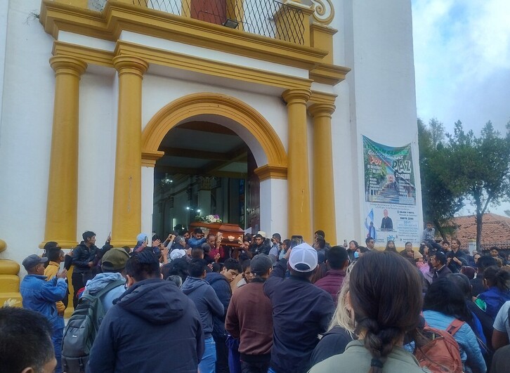 Funerales por el padre Marcelo, indígena tzotzil y defensor de los derechos de los pueblos indígenas, en la iglesia de San Andrés Apóstol, en el municipio de San Andrés Larrainzar.