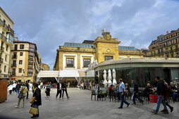 Aspecto actual de la plaza de La Bretxa, con el acceso acristalado al mercado subterráneo en primer plano, las carpas de las baserritarras al fondo y, detrás, el edificio Pescadería.