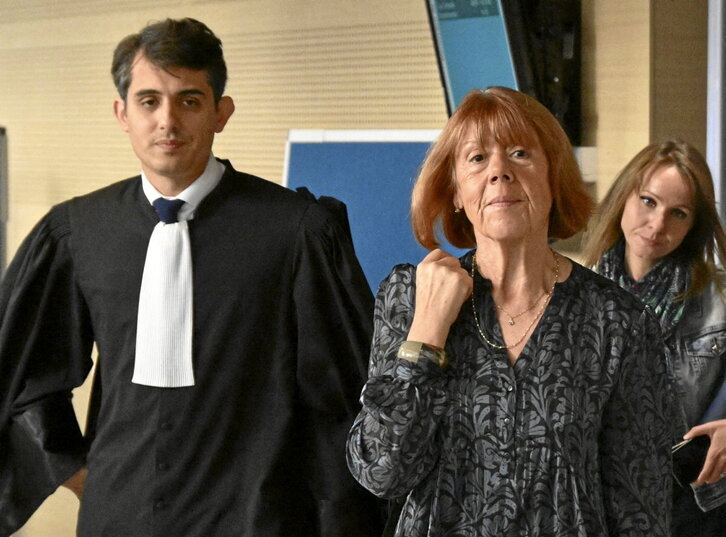 Gisèle Pelicot, a su salida de los juzgados junto a su abogado, Stephane Babonneau.