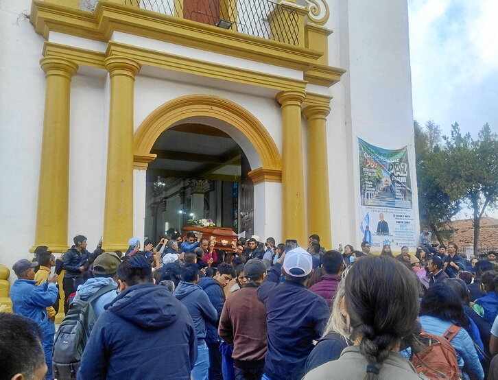 Funerales por el padre Marcelo, indígena tzotzil y defensor de los derechos de los pueblos indígenas, en la iglesia de San Andrés Apóstol, en el municipio de San Andrés Larrainzar.