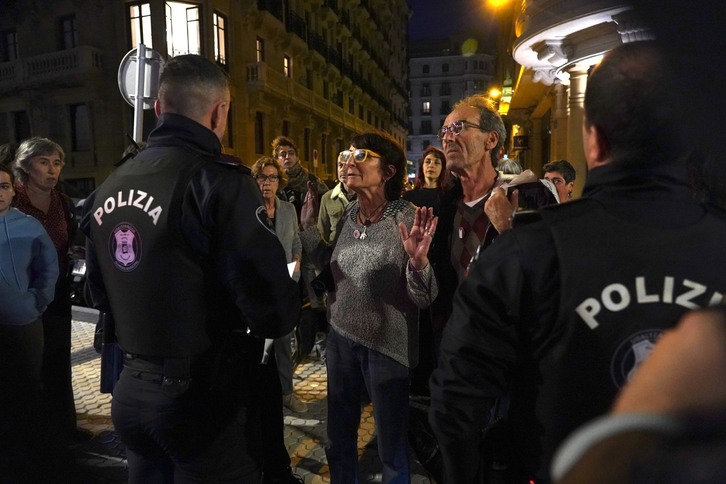 Momento en el que la Policía Municipal ha notificado la decisión del Ayuntamiento de Donostia de prohibir las cenas solidarias.