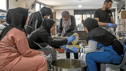 Refugiadas palestinas preparan comida en el campamento libanés de Baddawi, en Trípoli.