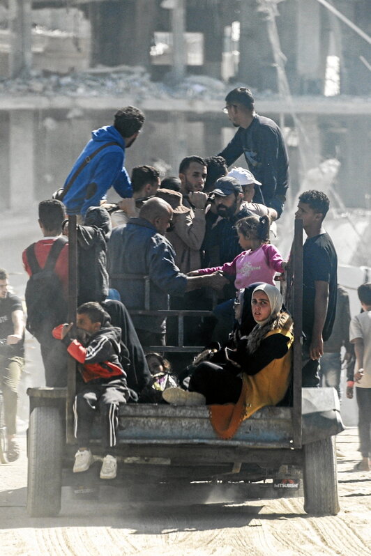 Familias palestinas huyen hacia el sur de Gaza.