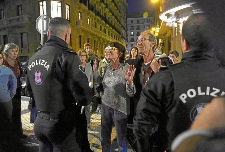 Momento en el que la Policía Municipal notifica la decisión del Ayuntamiento de Donostia de prohibir las cenas solidaria.