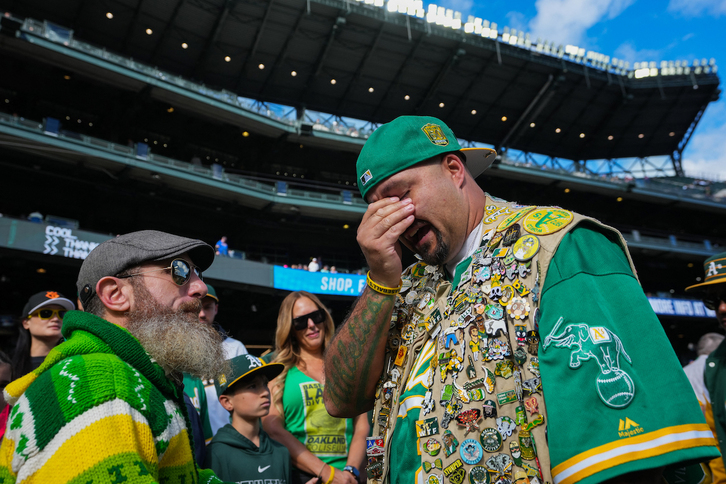 Un aficionado de Oakland A's llora frente al jugador Dallas Braden antes de comenzar el partido contra Seattle Mariners.