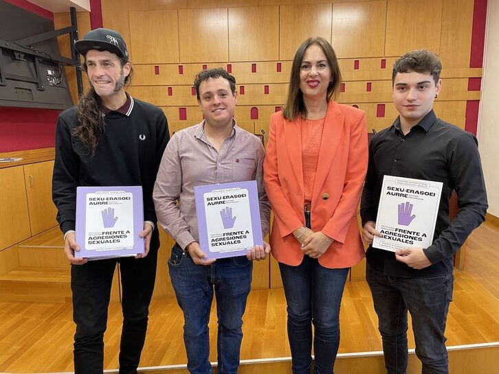 Representantes de los locales de hostelería y la concejala López de Uralde este jueves.