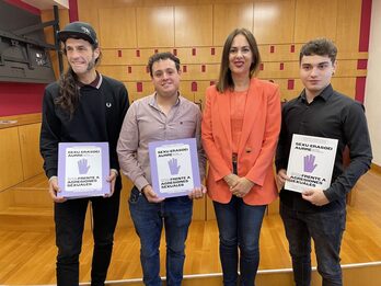 Representantes de los locales de hostelería y la concejala López de Uralde este jueves.