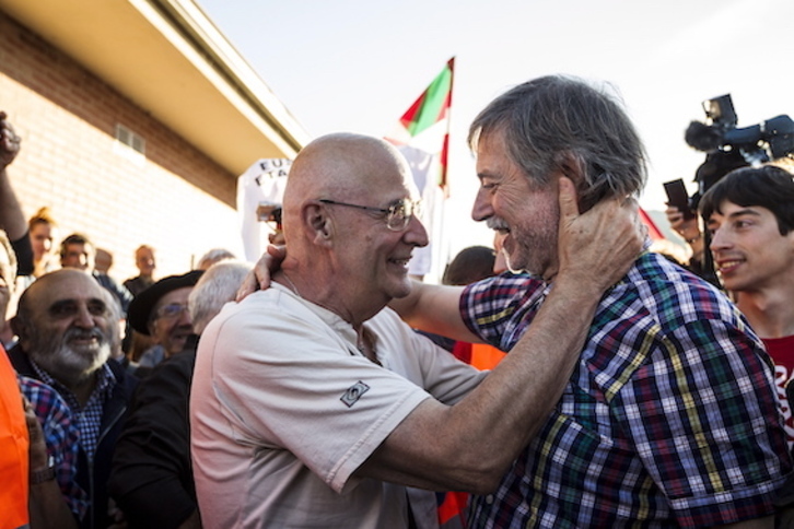 Eugenio Etxebeste saluda a Rafa Díez a su salida de la cárcel de Santoña.