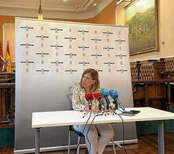 Cristina Laborda, alcaldesa de Irun, en la rueda de prensa en la que informó del proceso.