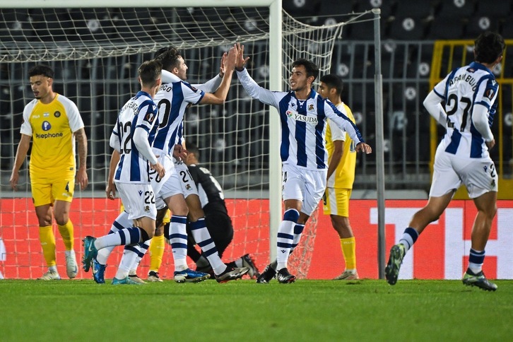 Los jugadores de la Real celebran el primer gol de Pacheco.