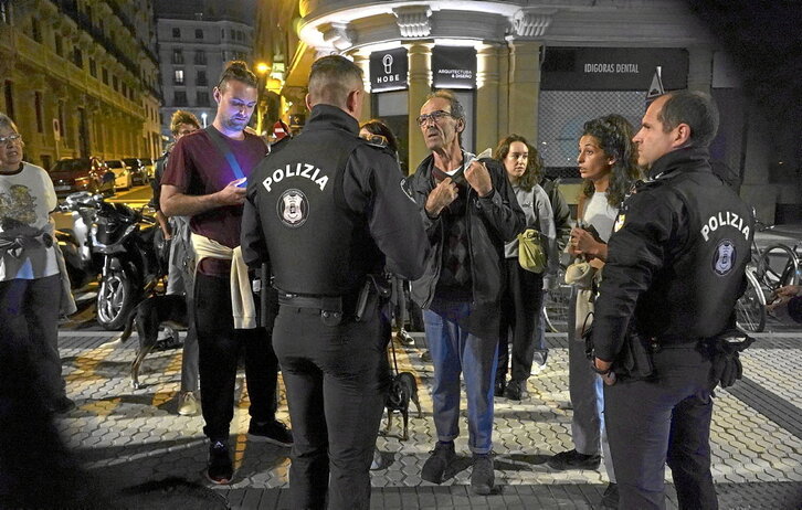 La Policía Municipal comunica oralmente la prohibición de las cenas solidarias en Egia.