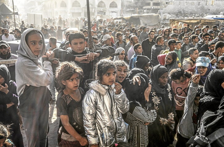 Palestinos esperan para conseguir pan en la única panadería en Jan Yunis, al sur de la Franja de Gaza.