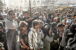 Palestinos esperan para conseguir pan en la única panadería en Jan Yunis, al sur de la Franja de Gaza.