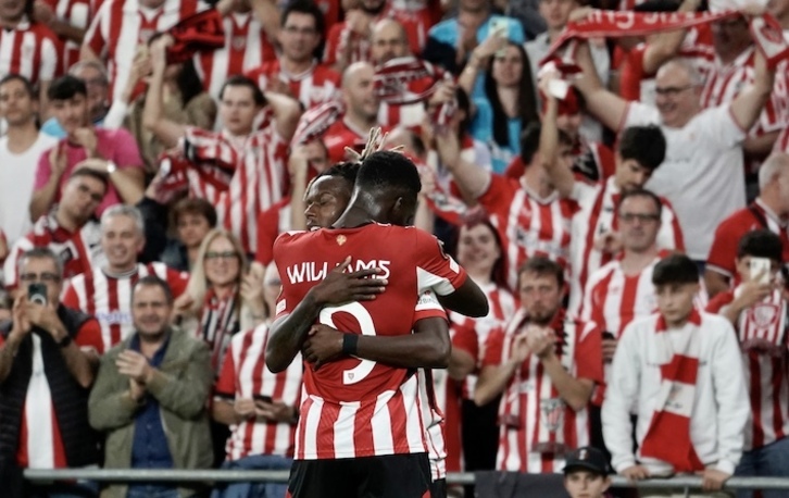 Nico Williams se abraza a su hermano tras marcar el gol de la victoria.