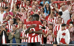 Nico Williams se abraza con su hermano tras anotar el gol del triunfo, el primero que marca en Europa.