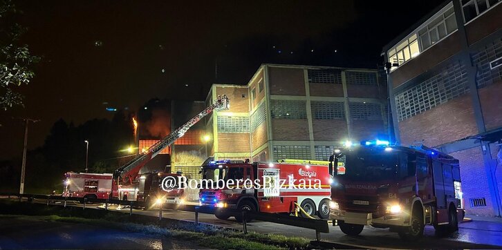 Imagen del incendio, difundida por bomberos de Bizkaia.