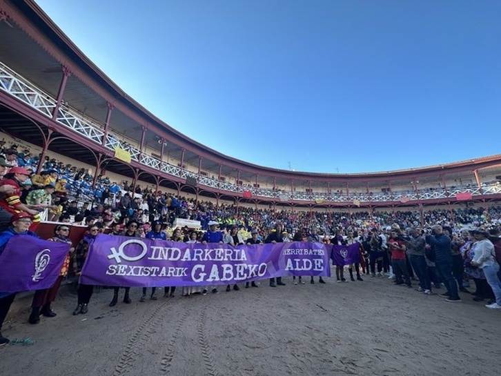 Concentración en repulsa de agresiones sexistas que tuvo lugar en los pasados carnavales de Tolosa.