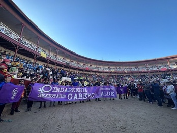 Concentración en repulsa de agresiones sexistas que tuvo lugar en los pasados carnavales de Tolosa.