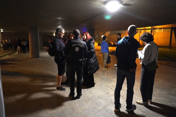 Agentes de la Policía Local impidiendo la distribución de cenas solidarias.