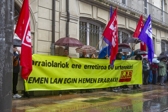 LAB, que no secunda la huelga de lunes, se ha movilizado este viernes ante el Parlamento de Gasteiz.