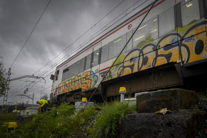 Un operario junto al tren que se ha descarrilado en Martutene.