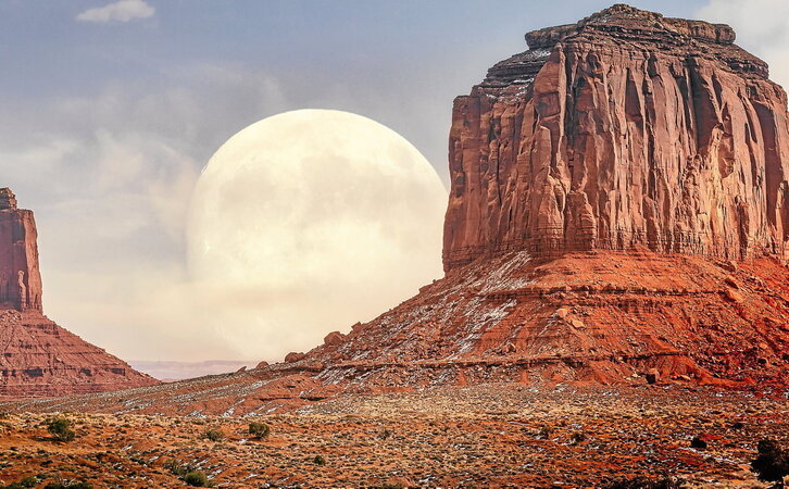 Monument Valley, zineman famatutako harkaitz erraldoien eta ingurune desertikoaren artean. (Getty Images)