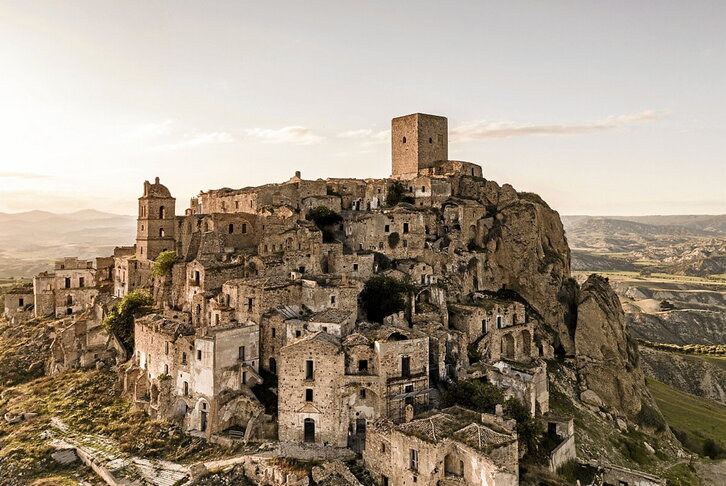 Antzinako Craco hiria turismo toki erakargarria da. (I. Romano/Getty Images)