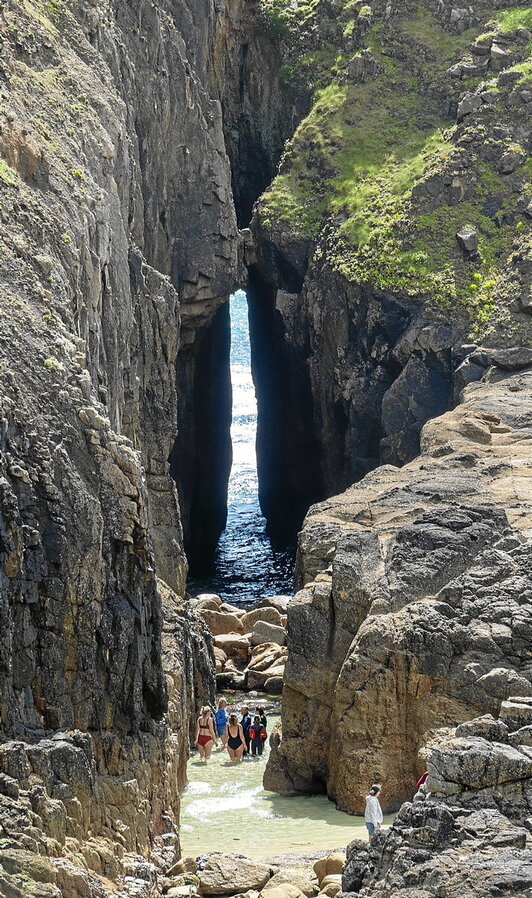 Erakargarri turistikoa bihurtu da Nanjizal badia. (Matt Cardy/Getty Images)