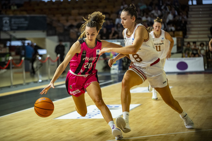 Irati Etxarri defiende a Marta Hermida en el reciente derbi entre Lointek Gernika Bizkaia y Araski.