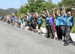 Cadena humana de GED. En la imagen, el tramo de Sarasa, cerca de Iruñea.