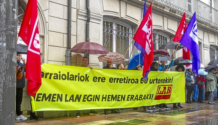 LAB, que no secunda la huelga del lunes, se movilizó ayer ante el Parlamento de Gasteiz.