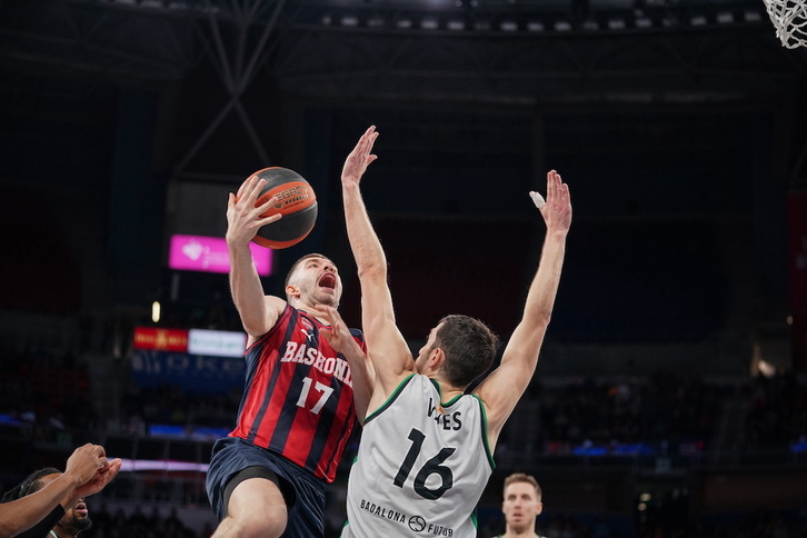 Imagen de archivo de Rogkavopoulos, en la última ocasión en la que Saski Baskonia jugó, y perdió, frente a la Penya en Zurbano. El griego volverá a jugar este sábado.