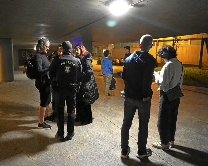 Agentes de la Policía Local comunicaron la prohición de distribuir cenas solidarias.