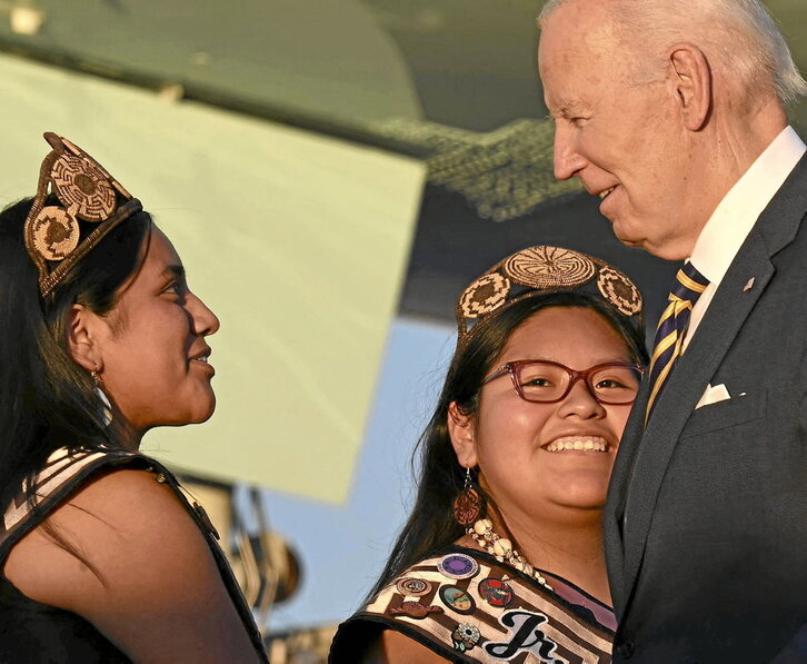 Joe Biden, Amerikako komunitate natibo bateko kideak agurtzen.