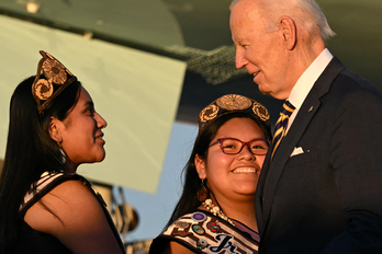 Joe Biden, Amerikako komunitate natibo bateko kideak agurtzen.