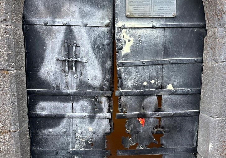 La puerta del santuario de San Miguel de Aralar ha sufrido un ataque.