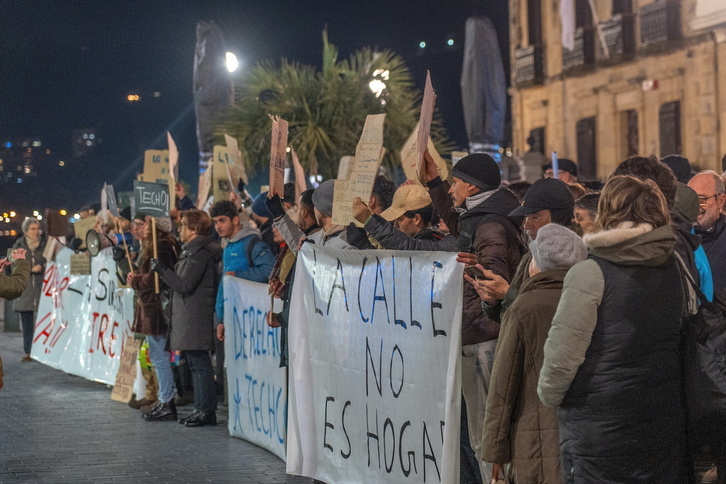 Personas sin hogar demandan la apertura del albergue La Sirena en Donostia, hace ahora un año.